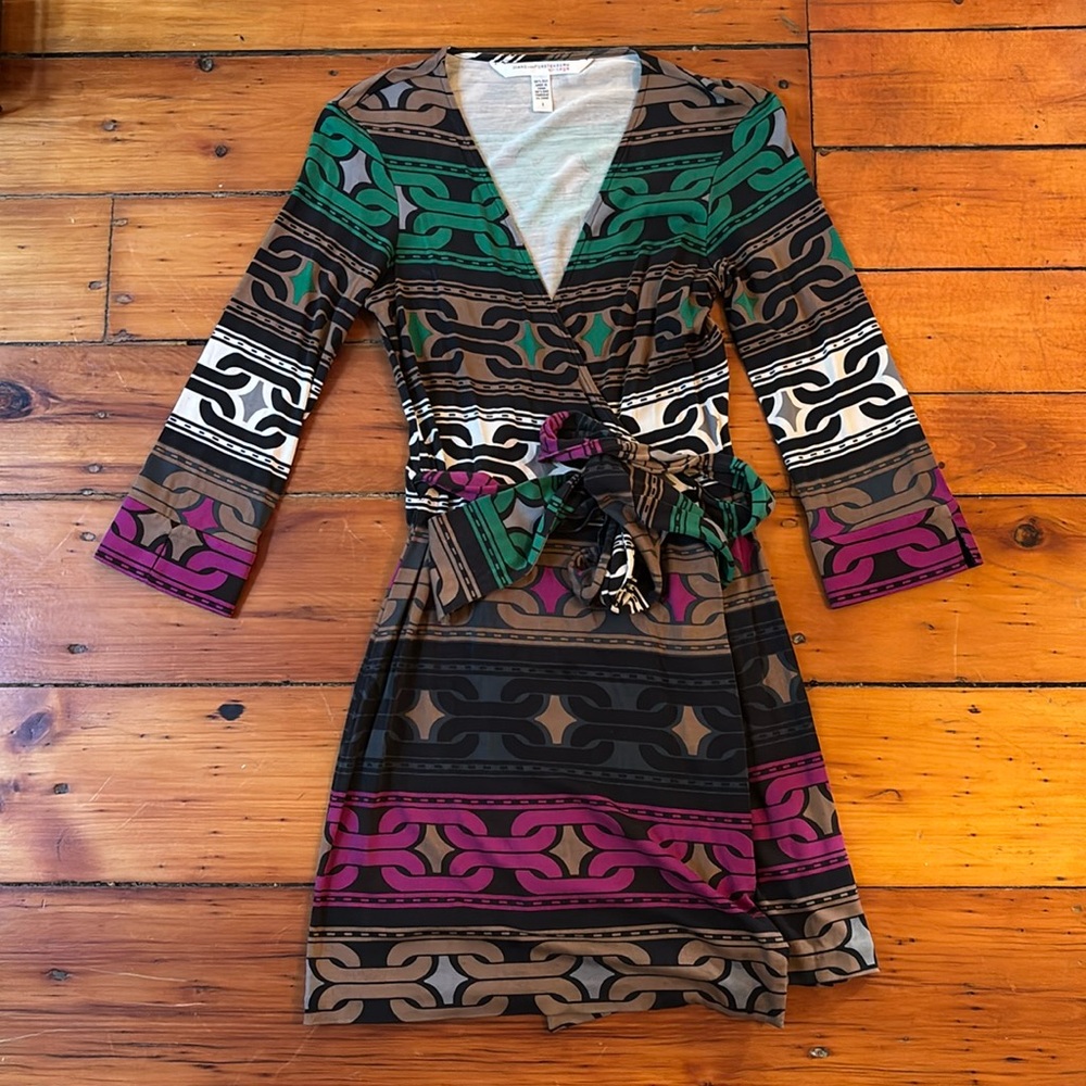 Vintage Diane Von Furstenberg printed wrap dress 100% silk. Old money, designer